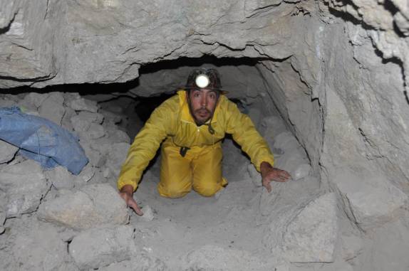 Atravessando parte mais estreita da Mina Rosário, em Potosí - Bolívia